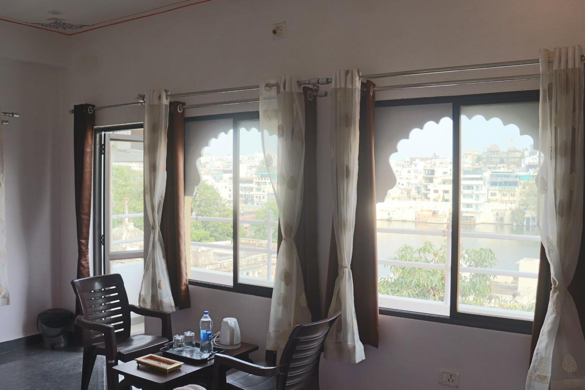 Hotel Shiv Palace Udaipur Rum bild